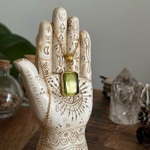 Elegant Gold and Green Pendant Necklace